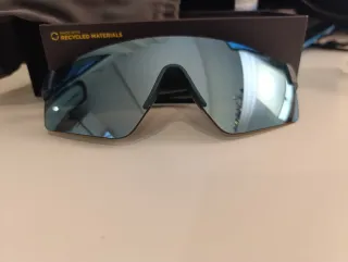 Gafas de sol Hawkers negras y doradas