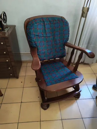 2 Sillones de madera y tela