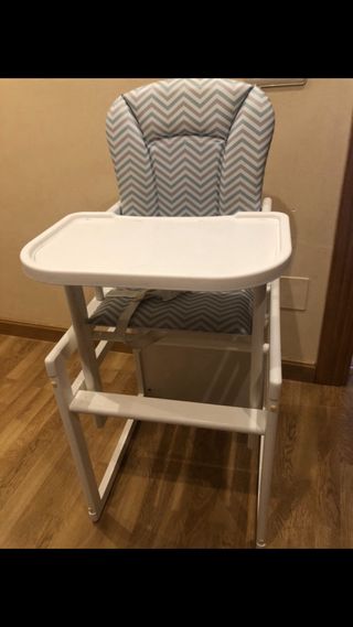 Trona y mesa para jugar de madera blanca