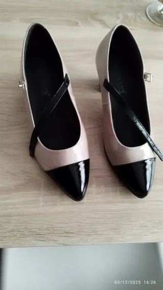 Zapatos de tacón beige y negro