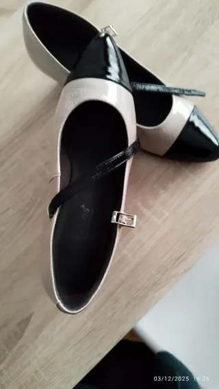 Zapatos de tacón beige y negro