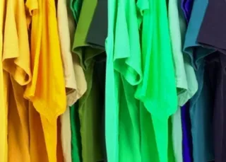 Ropa y tejidos variados.