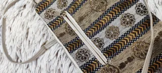 Bolso fino beige y dorado