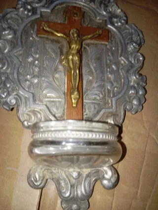 Benditera de estaño con figura de Cristo