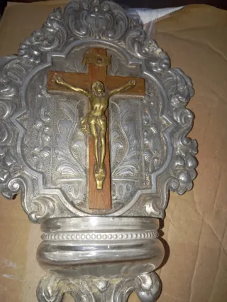Benditera de estaño con figura de Cristo