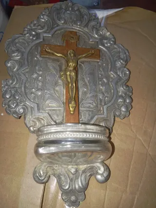 Benditera de estaño con figura de Cristo