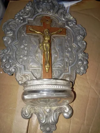 Benditera de estaño con figura de Cristo