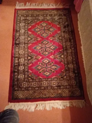 Alfombra antigua con flecos