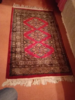 Alfombra antigua con flecos