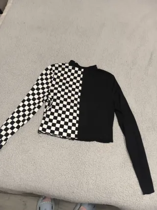 Camiseta manga larga mitad negra mitad a cuadros