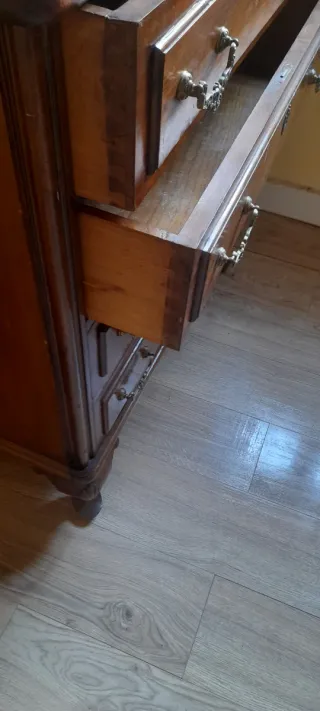 Aparador de madera con 4 cajones