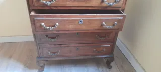 Aparador de madera con 4 cajones