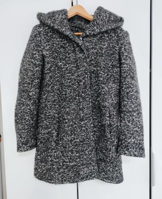 Abrigo de lana con capucha