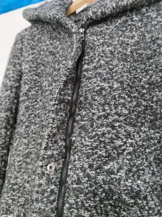 Abrigo de lana con capucha