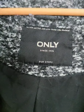 Abrigo de lana con capucha