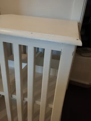 Librería blanca de madera