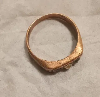 Anillo antiguo con 3 piedras