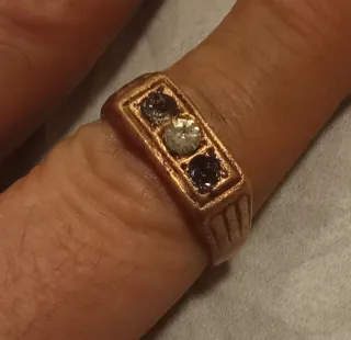 Anillo antiguo con 3 piedras