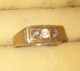 Anillo antiguo con 3 piedras