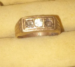 Anillo antiguo con 3 piedras