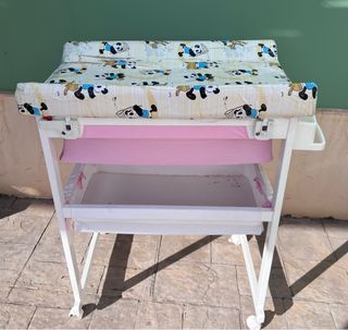 Cambiador de bebé con bañera