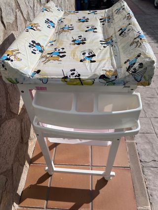 Cambiador de bebé con bañera