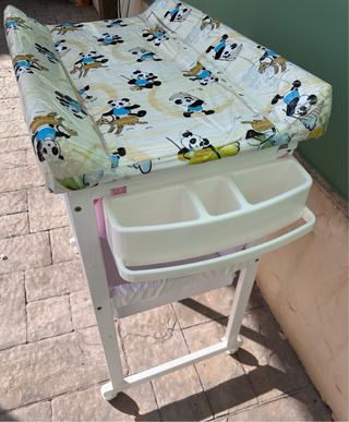 Cambiador de bebé con bañera