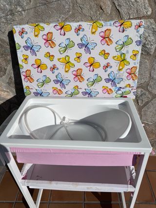 Cambiador de bebé con bañera