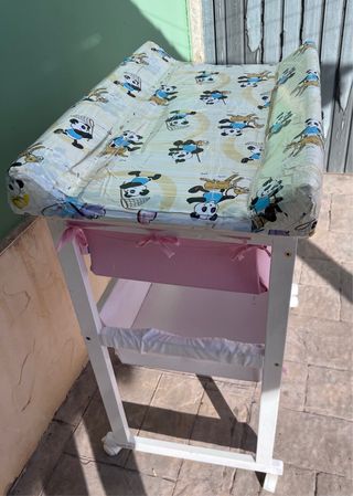 Cambiador de bebé con bañera