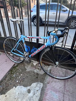 Bicicleta de carretera azul