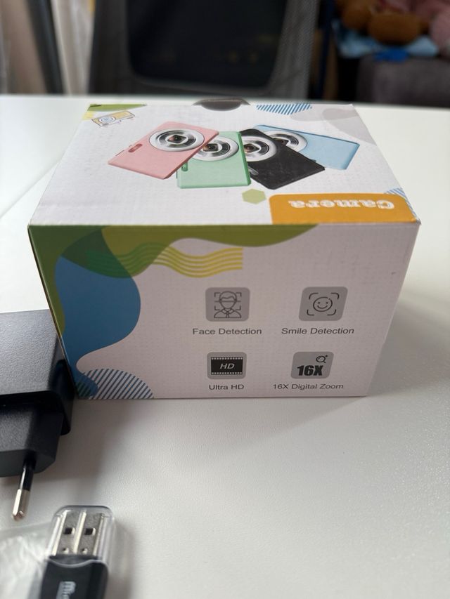 Cámara digital rosa con accesorios