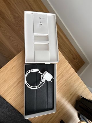 Samsung Galaxy Tab A con funda y cargador