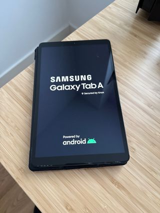Samsung Galaxy Tab A con funda y cargador