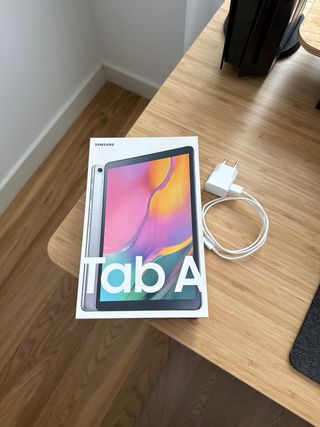 Samsung Galaxy Tab A con funda y cargador