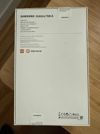 Samsung Galaxy Tab A con funda y cargador