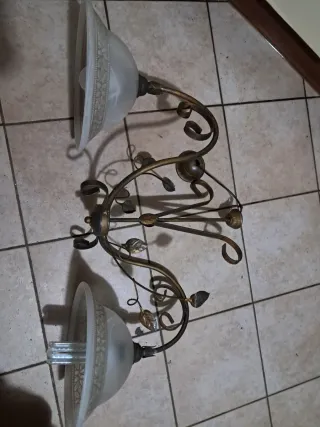 Lampadario in ferro decorato