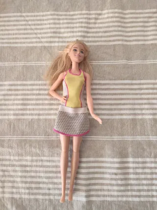 Muñeca Barbie con vestido deportivo