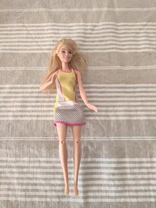 Muñeca Barbie con vestido deportivo