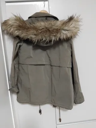 Chaqueta verde con capucha y pelo