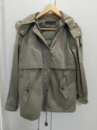 Chaqueta verde con capucha y pelo