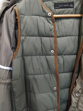 Chaqueta verde con capucha y pelo
