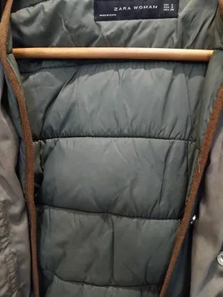 Chaqueta verde con capucha y pelo