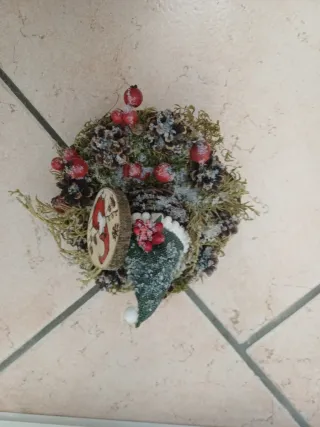 Centrotavola natalizio con pigne e bacche