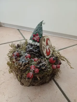 Centrotavola natalizio con pigne e bacche