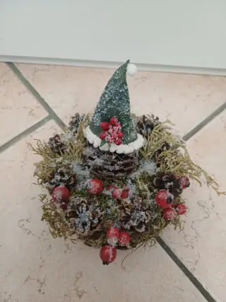 Centrotavola natalizio con pigne e bacche