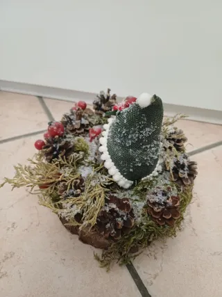 Centrotavola natalizio con pigne e bacche