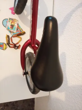 Bicicleta de equilibrio roja