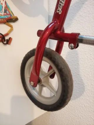 Bicicleta de equilibrio roja