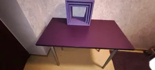 Mesa escritorio morada con estanterías