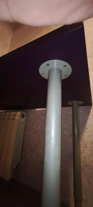 Mesa escritorio morada con estanterías